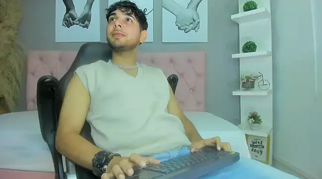 Snapshot of Samir_bear chatting on February 5, 1:00 pm Samir bear online show from February 5, 1:00 pm