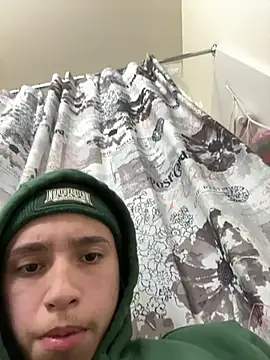 Snapshot of qbaby96 chatting on January 5, 12:42 am qbaby96 online show from January 5, 12:42 am