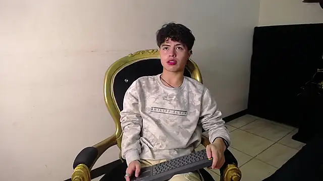 Snapshot of CollinStone chatting on October 17, 4:44 pm CollinStone online show from October 17, 4:44 pm