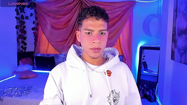 Snapshot of Ethan_Boyy chatting on October 22, 9:18 pm Ethan Boyy online show from October 22, 9:18 pm