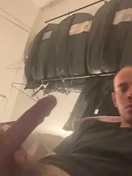 Snapshot of wyattstone chatting on October 31, 3:30 am wyattstone online show from October 31, 3:30 am