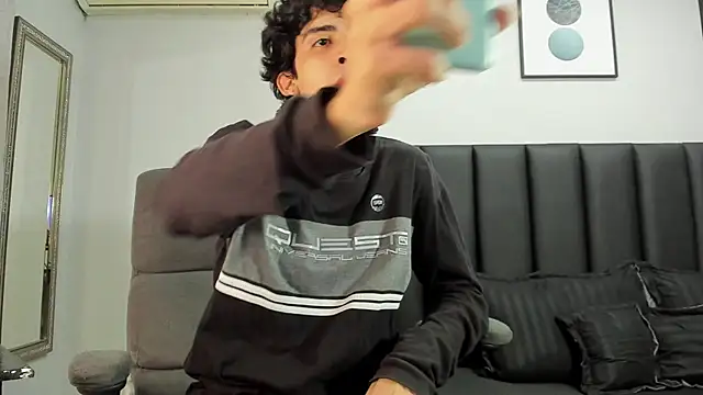 Alezzandro  online show from February 14, 2:44 pm