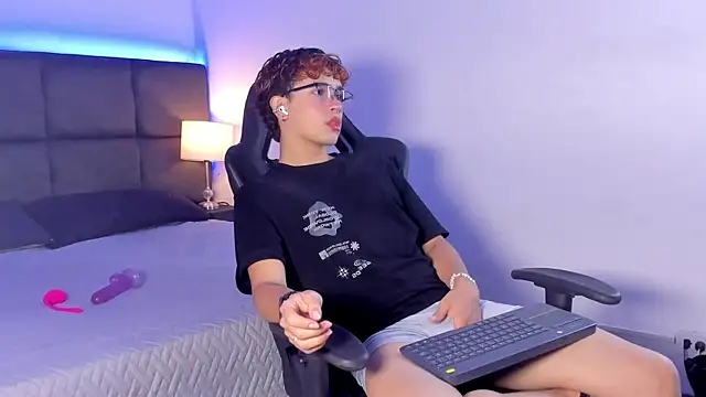 Aiiden 15 online show from October 7, 1:04 pm