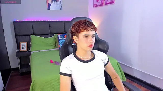 Aiiden 15 online show from December 19, 1:08 pm