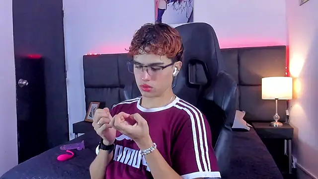 Aiiden 15 online show from October 3, 12:43 pm