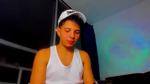 Snapshot of Alessandro_1610 chatting on October 18, 5:56 am Alessandro 1610 online show from October 18, 5:56 am