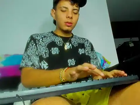 Snapshot of Alessandro_1610 chatting on September 19, 2:12 am Alessandro 1610 online show from September 19, 2:12 am