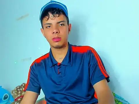 Snapshot of Alessandro_1610 chatting on February 23, 4:44 am Alessandro 1610 online show from February 23, 4:44 am