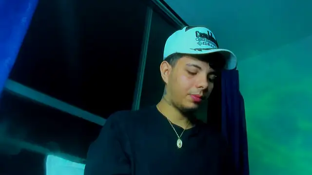 Snapshot of Alessandro_1610 chatting on October 17, 4:27 am Alessandro 1610 online show from October 17, 4:27 am