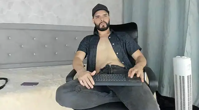 Luke Diaz7 online show from February 21, 12:05 am