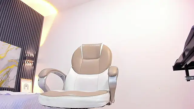 Snapshot of RyanKing19 chatting on September 10, 3:38 am RyanKing19 online show from September 10, 3:38 am