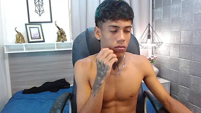 Snapshot of RyanKing19 chatting on October 9, 8:08 am RyanKing19 online show from October 9, 8:08 am