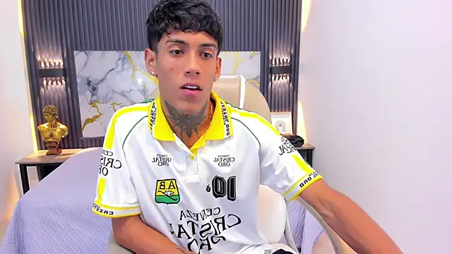 Snapshot of RyanKing19 chatting on September 19, 3:40 am RyanKing19 online show from September 19, 3:40 am