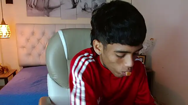 Snapshot of RyanKing19 chatting on February 24, 1:31 pm RyanKing19 online show from February 24, 1:31 pm