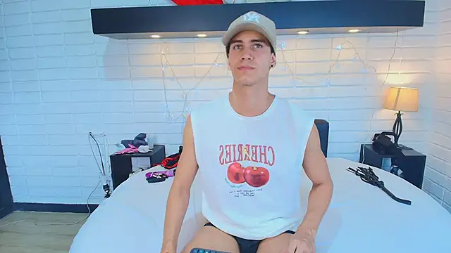 Snapshot of Maximiliano__Fire chatting on February 22, 7:43 pm Maximiliano  Fire online show from February 22, 7:43 pm