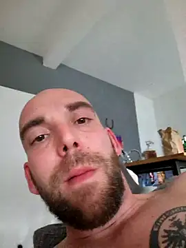 Snapshot of Smokeym123 chatting on March 12, 11:33 pm Smokeym123 online show from March 12, 11:33 pm