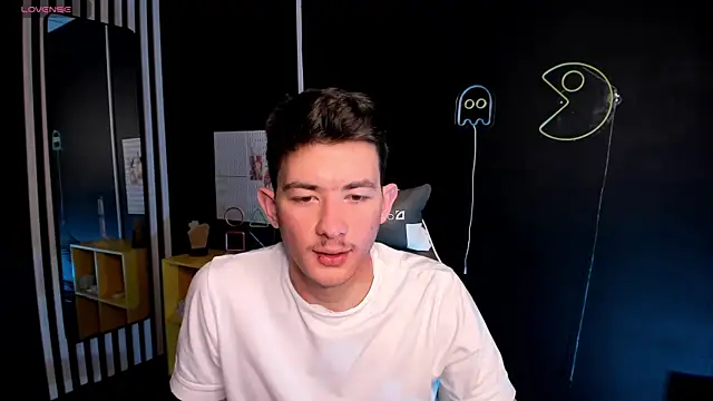Snapshot of Danny__Magic chatting on March 16, 1:38 pm Danny  Magic online show from March 16, 1:38 pm