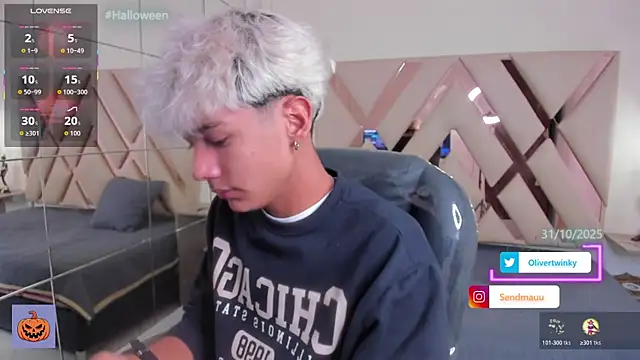 Snapshot of OliverTwinky chatting on October 25, 1:24 pm OliverTwinky online show from October 25, 1:24 pm