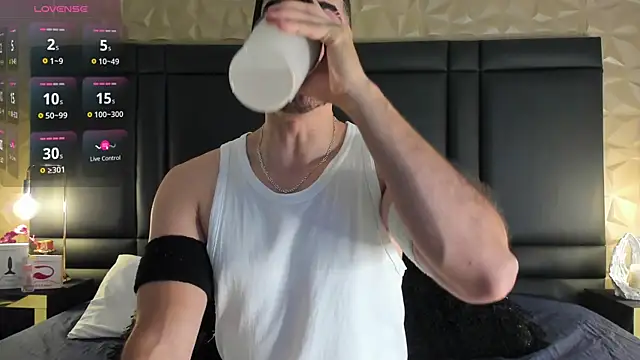 AxelThompson  online show from November 5, 11:56 am