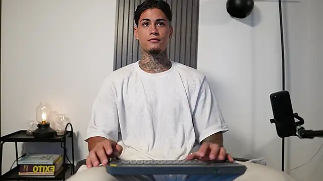 Snapshot of AxelVilla_ chatting on October 9, 8:47 pm AxelVilla  online show from October 9, 8:47 pm