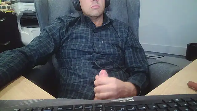 wank-over-ur-photo online show from October 14, 8:43 am