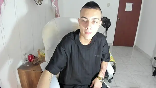 Snapshot of Dereck_Boy8 chatting on October 24, 11:17 pm Dereck Boy8 online show from October 24, 11:17 pm