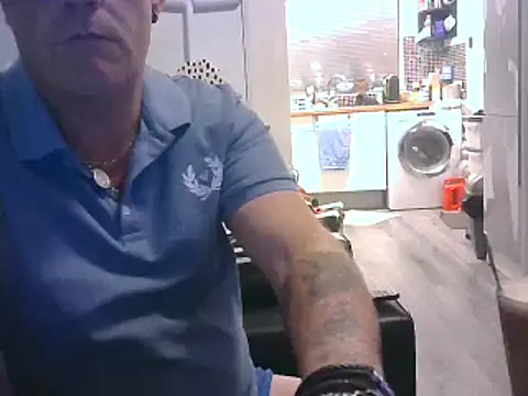 Snapshot of hefin18 chatting on February 6, 11:15 pm hefin18 online show from February 6, 11:15 pm