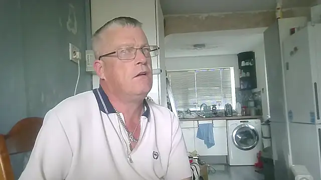 Snapshot of hefin18 chatting on September 13, 11:44 am hefin18 online show from September 13, 11:44 am