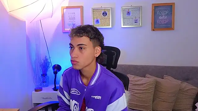 yulian vasquez online show from November 5, 1:02 pm