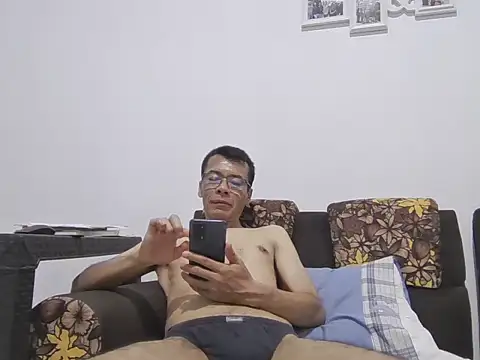 skinnylatino51 online show from July 4, 12:46 am