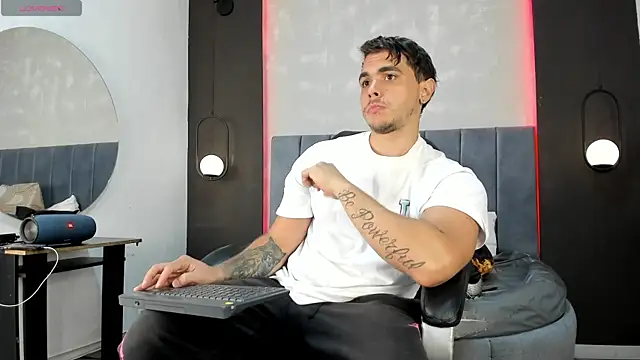 Snapshot of Liam_walk_ chatting on October 10, 10:34 pm Liam walk  online show from October 10, 10:34 pm