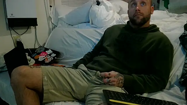 Snapshot of Luv2SuckBWC92 chatting on October 21, 3:53 am Luv2SuckBWC92 online show from October 21, 3:53 am