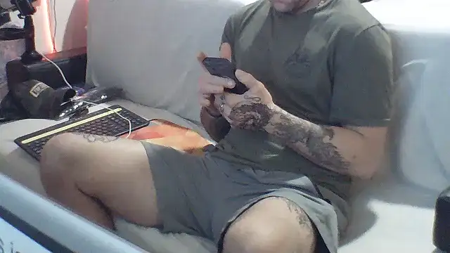 Snapshot of Luv2SuckBWC92 chatting on September 15, 1:52 am Luv2SuckBWC92 online show from September 15, 1:52 am