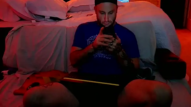 Snapshot of Luv2SuckBWC92 chatting on October 6, 4:28 am Luv2SuckBWC92 online show from October 6, 4:28 am