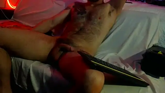 Snapshot of Luv2SuckBWC92 chatting on October 20, 3:43 am Luv2SuckBWC92 online show from October 20, 3:43 am