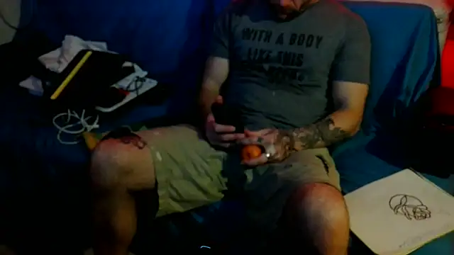 Snapshot of Luv2SuckBWC92 chatting on October 13, 4:07 am Luv2SuckBWC92 online show from October 13, 4:07 am