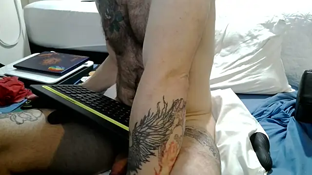 Snapshot of Luv2SuckBWC92 chatting on October 16, 7:05 am Luv2SuckBWC92 online show from October 16, 7:05 am