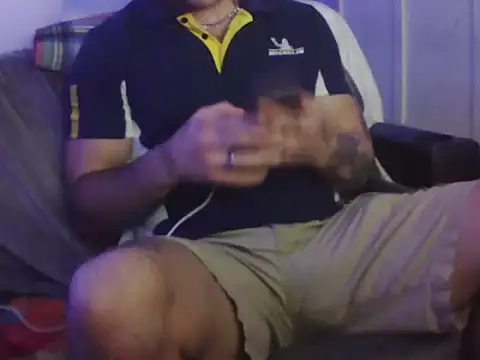 Snapshot of Luv2SuckBWC92 chatting on September 10, 6:12 am Luv2SuckBWC92 online show from September 10, 6:12 am