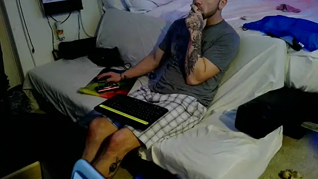 Snapshot of Luv2SuckBWC92 chatting on October 19, 3:33 am Luv2SuckBWC92 online show from October 19, 3:33 am