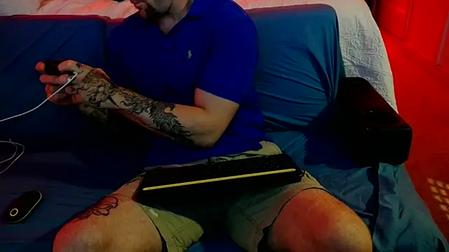 Snapshot of Luv2SuckBWC92 chatting on October 8, 5:12 am Luv2SuckBWC92 online show from October 8, 5:12 am