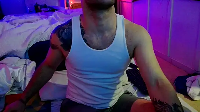 Snapshot of Luv2SuckBWC92 chatting on September 30, 1:01 am Luv2SuckBWC92 online show from September 30, 1:01 am