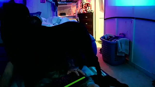 Snapshot of Luv2SuckBWC92 chatting on September 23, 2:00 am Luv2SuckBWC92 online show from September 23, 2:00 am