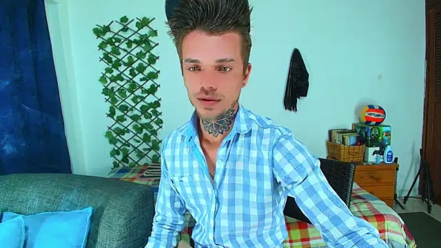 Snapshot of Gold_Loyal77 chatting on September 13, 4:24 am Gold Loyal77 online show from September 13, 4:24 am