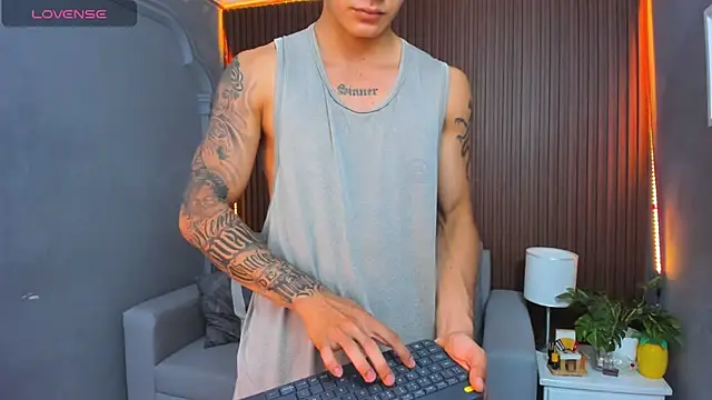 Leo santoro online show from November 25, 1:57 pm