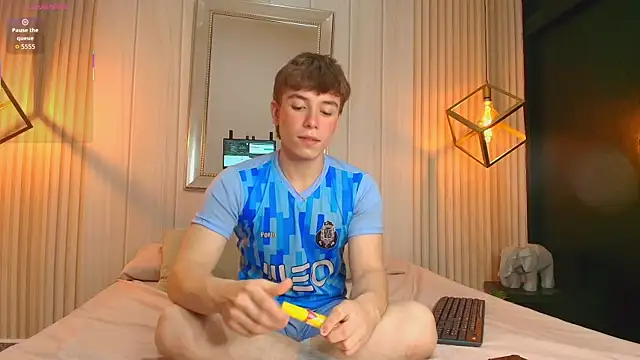 TaylerWhite online show from October 12, 1:27 pm