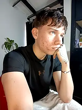 Snapshot of Logan_sixxer chatting on September 13, 5:25 pm Logan sixxer online show from September 13, 5:25 pm