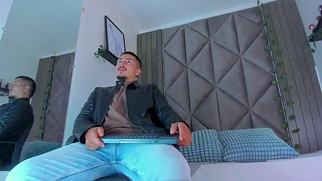 MrFox   online show from February 13, 10:15 pm