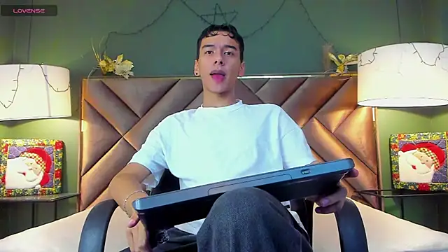 Aiden Royce online show from December 14, 5:58 am