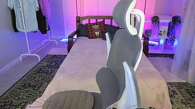 okerriella online show from December 4, 1:18 pm