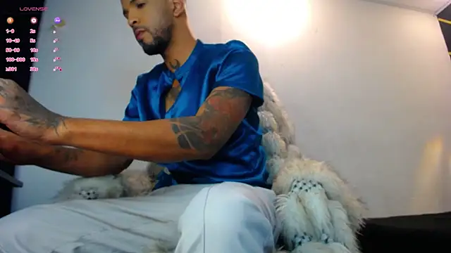 Snapshot of LickMyInk chatting on October 17, 3:43 am LickMyInk online show from October 17, 3:43 am